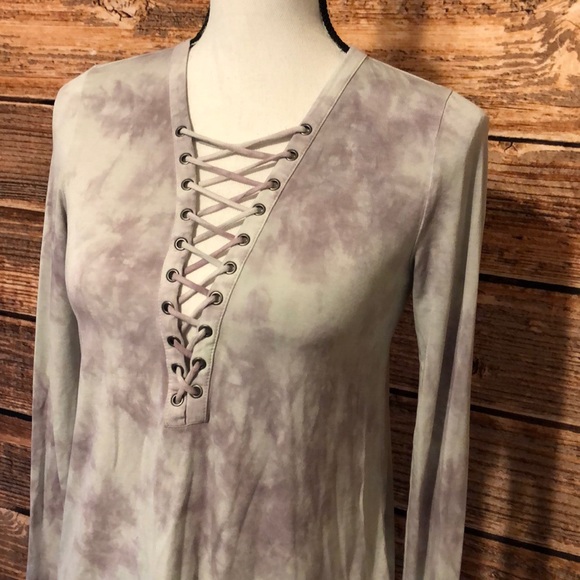 Aeo• Tye Dye V Neck - Picture 2 of 4